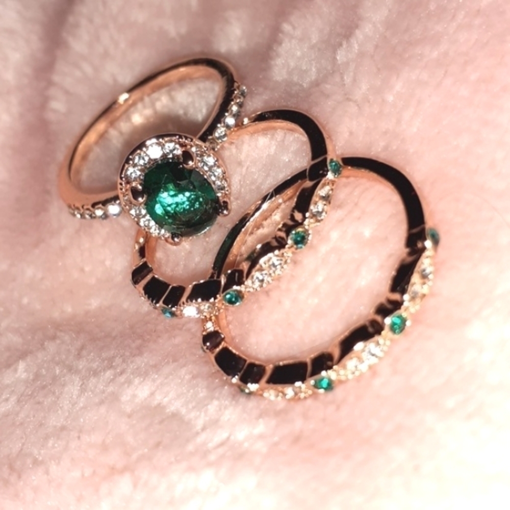 GIFTS? Here's a PRETTY Ring SET in Rose Gold!